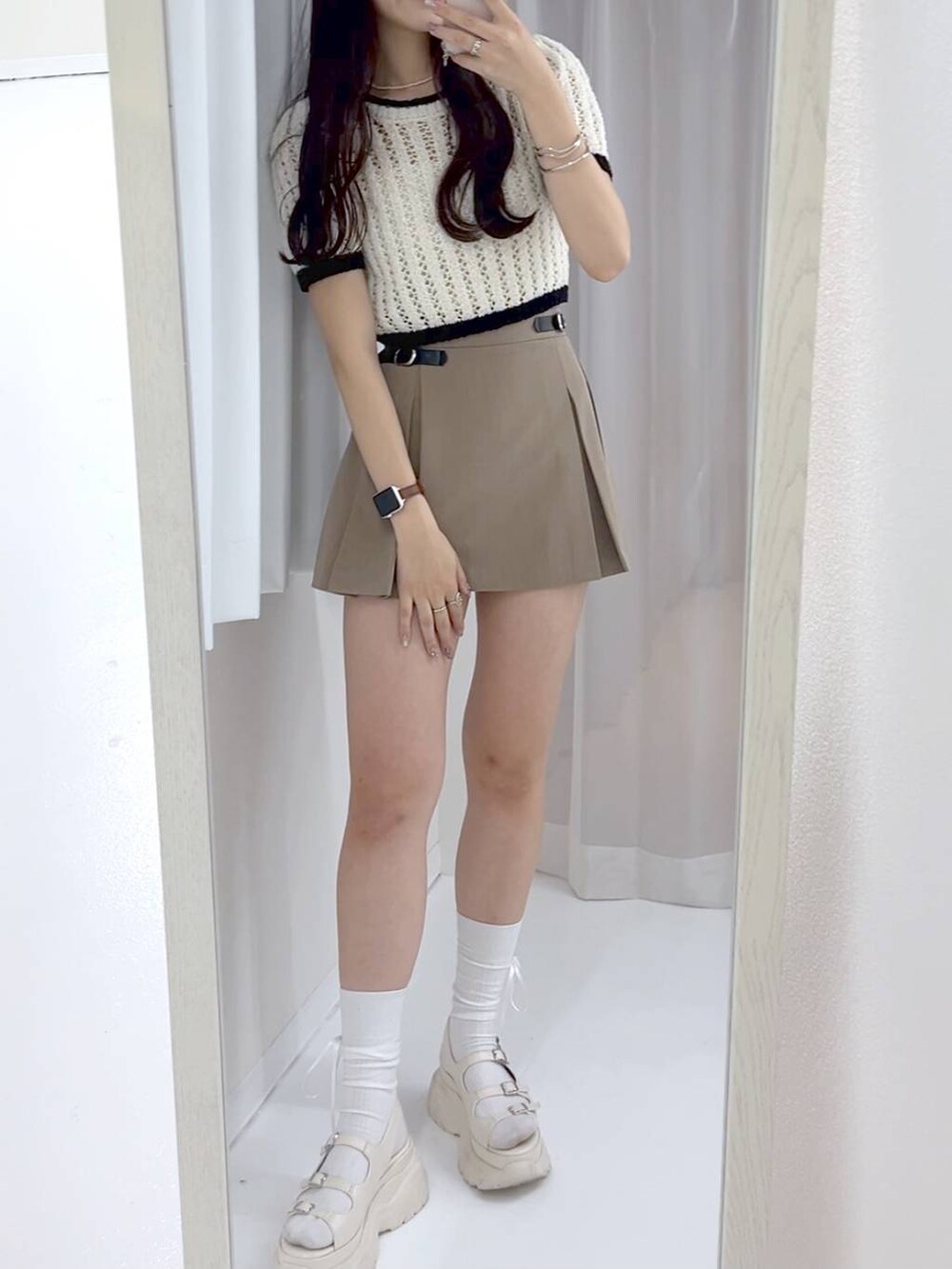 ホワイト系のニット/セーター、ホワイト系のキャミソール、ホワイト系のサンダルを着用したレディースの夏コーディネートの3枚目の写真