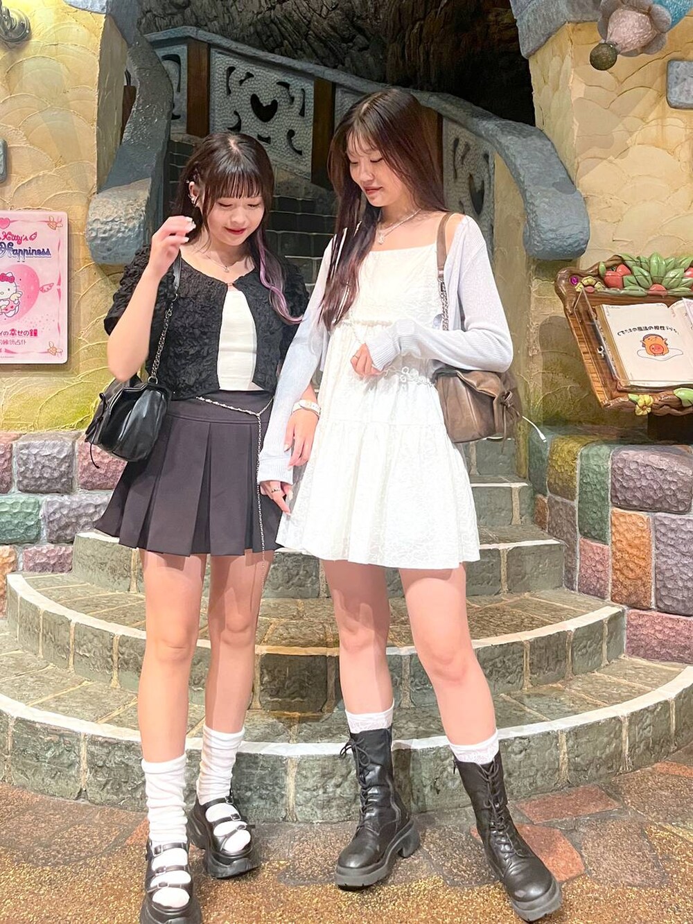 ブルー系のカーディガン/ボレロ、ブラウン系のショルダーバッグ、ブラック系のショルダーバッグを着用したレディースの夏コーディネートの4枚目の写真