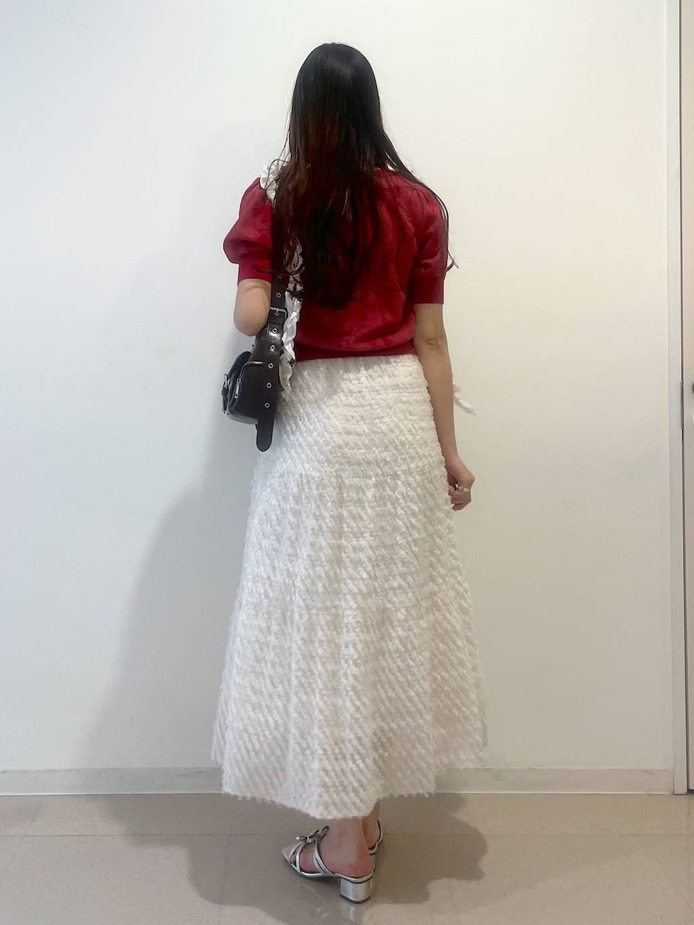 シルバー系のサンダル、ホワイト系のワンピース、レッド系のカーディガン/ボレロを着用したレディースの春コーディネートの4枚目の写真