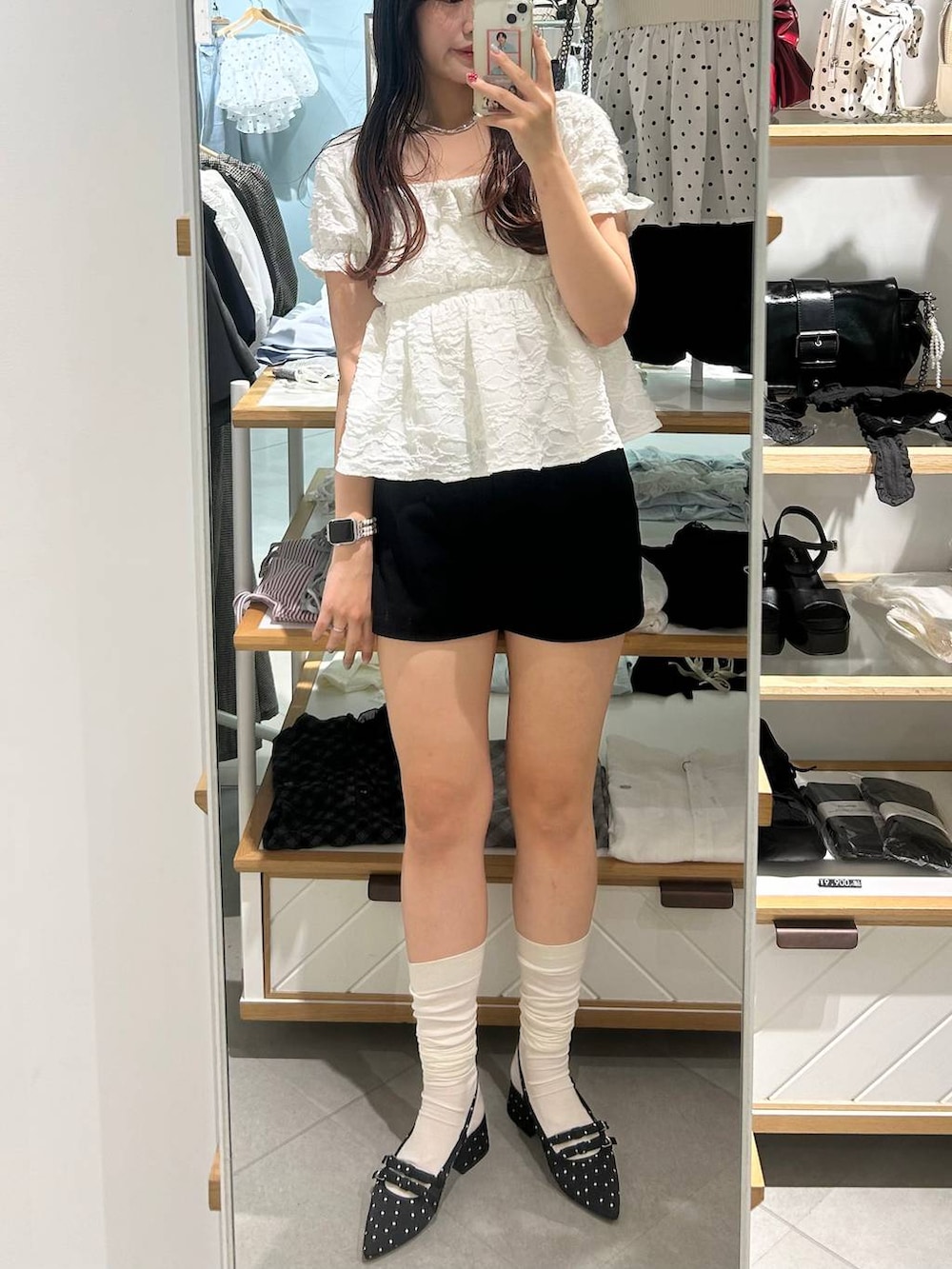 ブラック系のパンプス、ホワイト系のシャツ/ブラウス、ブラック系のその他パンツを着用したレディースの夏コーディネートの2枚目の写真