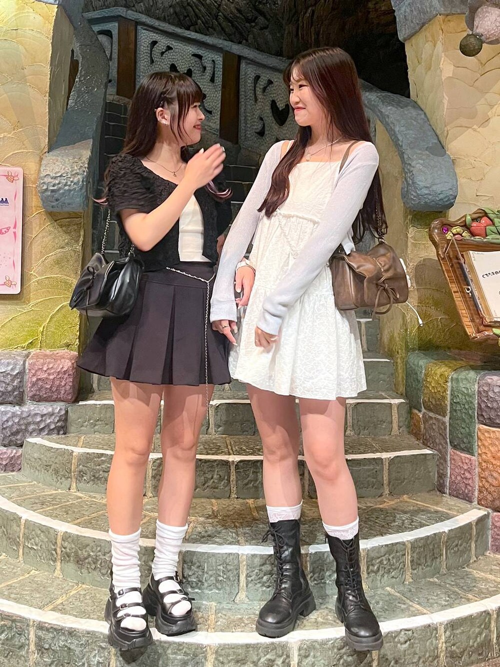 ブルー系のカーディガン/ボレロ、ブラウン系のショルダーバッグ、ブラック系のショルダーバッグを着用したレディースの夏コーディネートの2枚目の写真