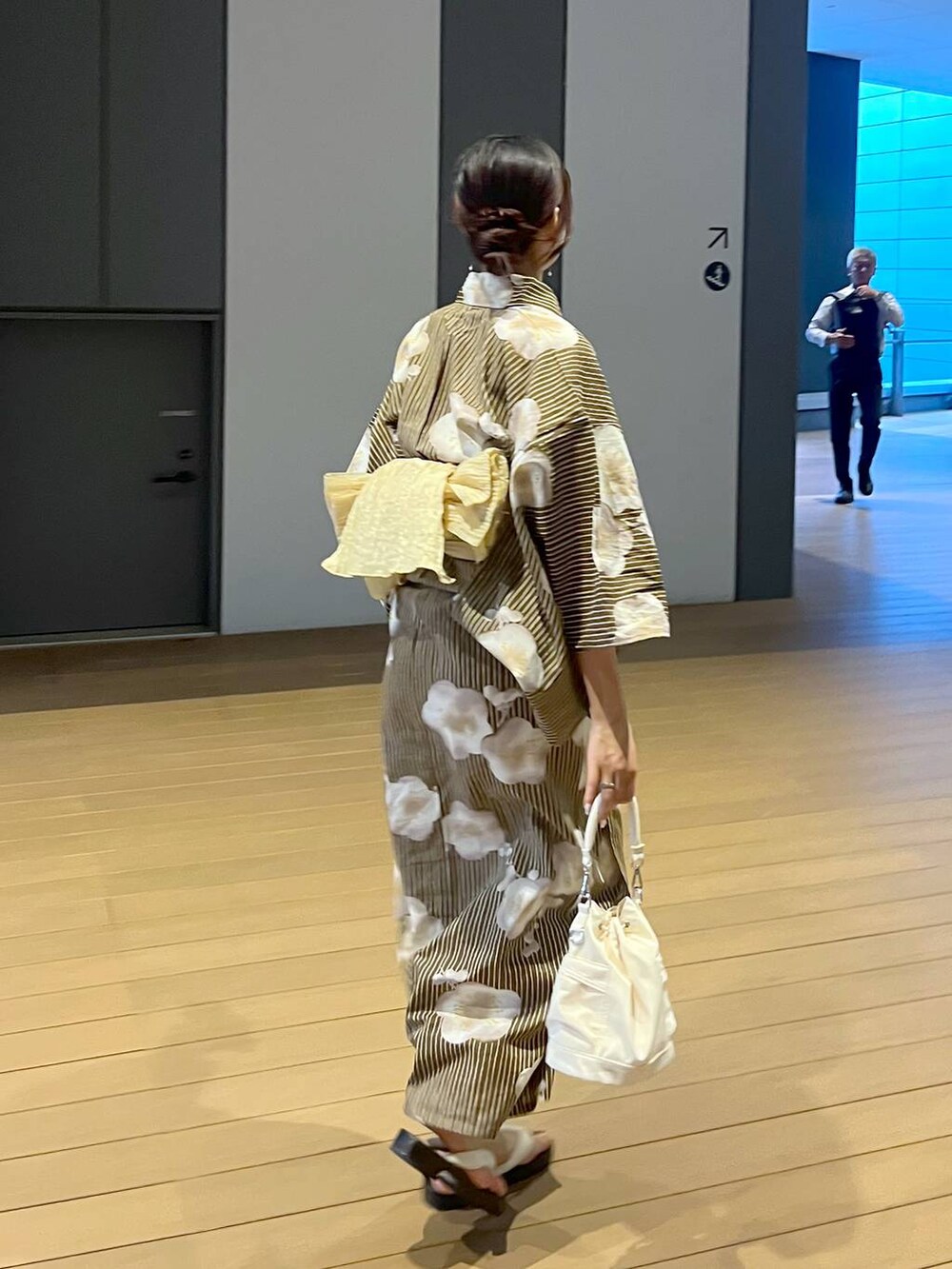 ホワイト系のショルダーバッグ、シルバー系のピアス(両耳用)、ゴールド系のヘアピンを着用したレディースの夏コーディネートの6枚目の写真