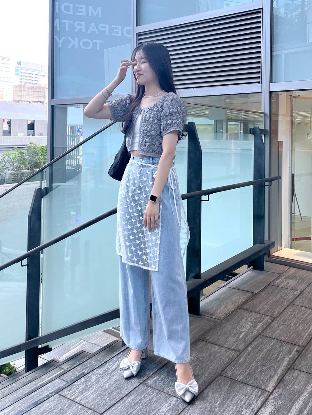 シルバー系のサンダル、ホワイト系のキャミソール、ブルー系のデニムパンツを着用したレディースの夏コーディネートの6枚目の写真