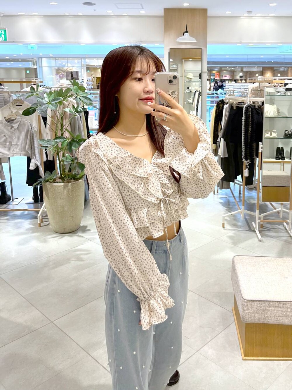 ベージュ系のシャツ/ブラウス、ブラック系のローファー、ブルー系のデニムパンツを着用したレディースの春コーディネートの3枚目の写真