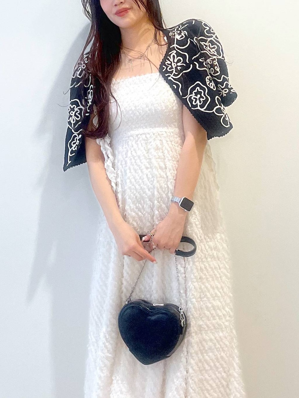 シルバー系のサンダル、ホワイト系のワンピース、ブラック系のショルダーバッグを着用したレディースの春コーディネートの8枚目の写真