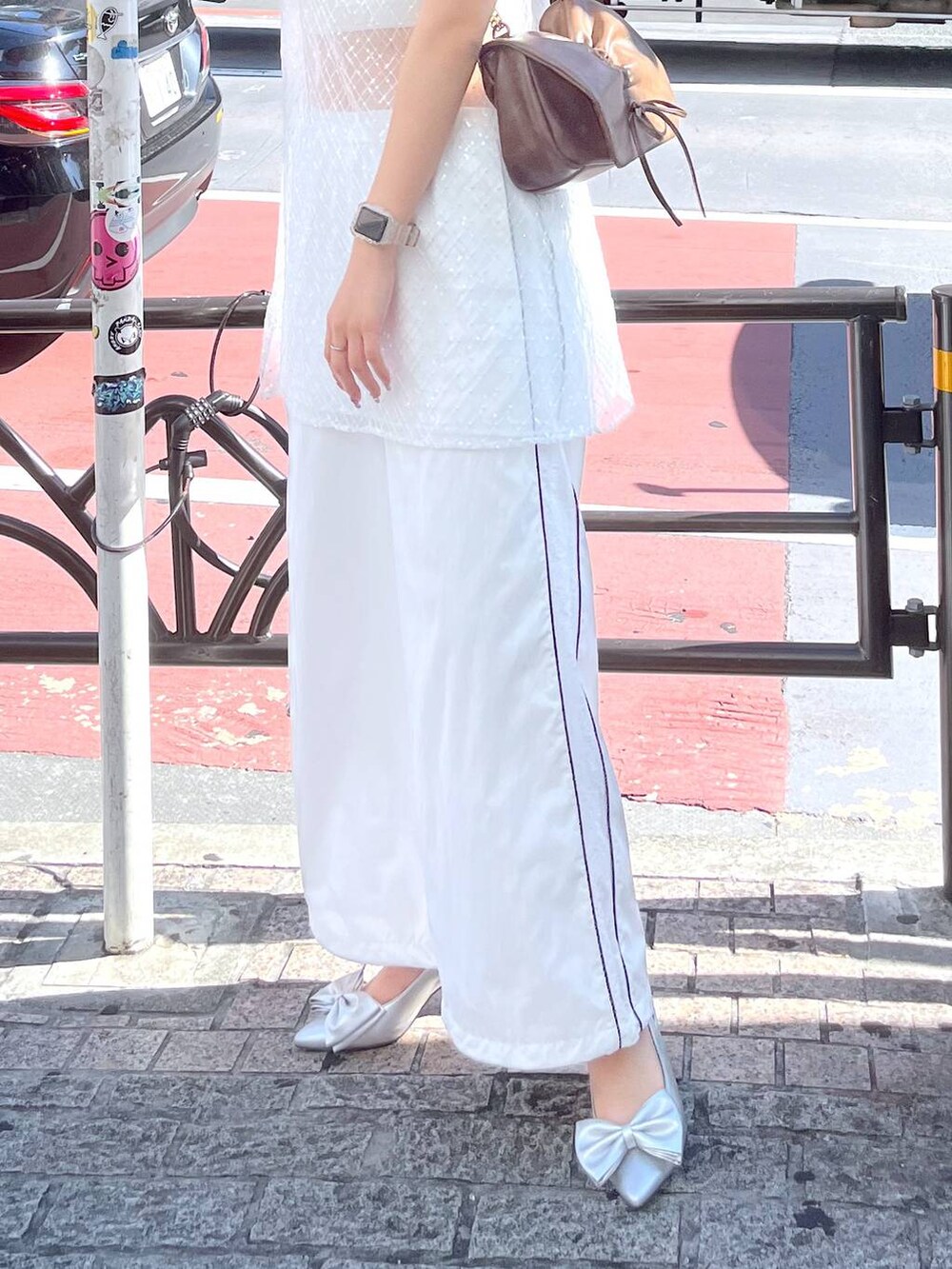 シルバー系のサンダル、ホワイト系のキャミソール、ホワイト系のワンピースを着用したレディースの夏コーディネートの4枚目の写真