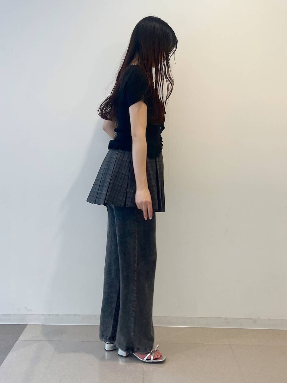 ホワイト系のキャミソール、シルバー系のサンダル、グレー系のスカートを着用したレディースの春コーディネートの5枚目の写真