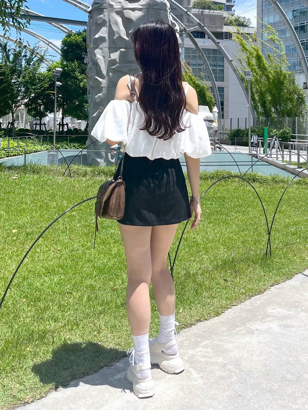 ブラック系のスカート、ホワイト系のシャツ/ブラウス、ホワイト系のキャミソールを着用したレディースの夏コーディネートの7枚目の写真