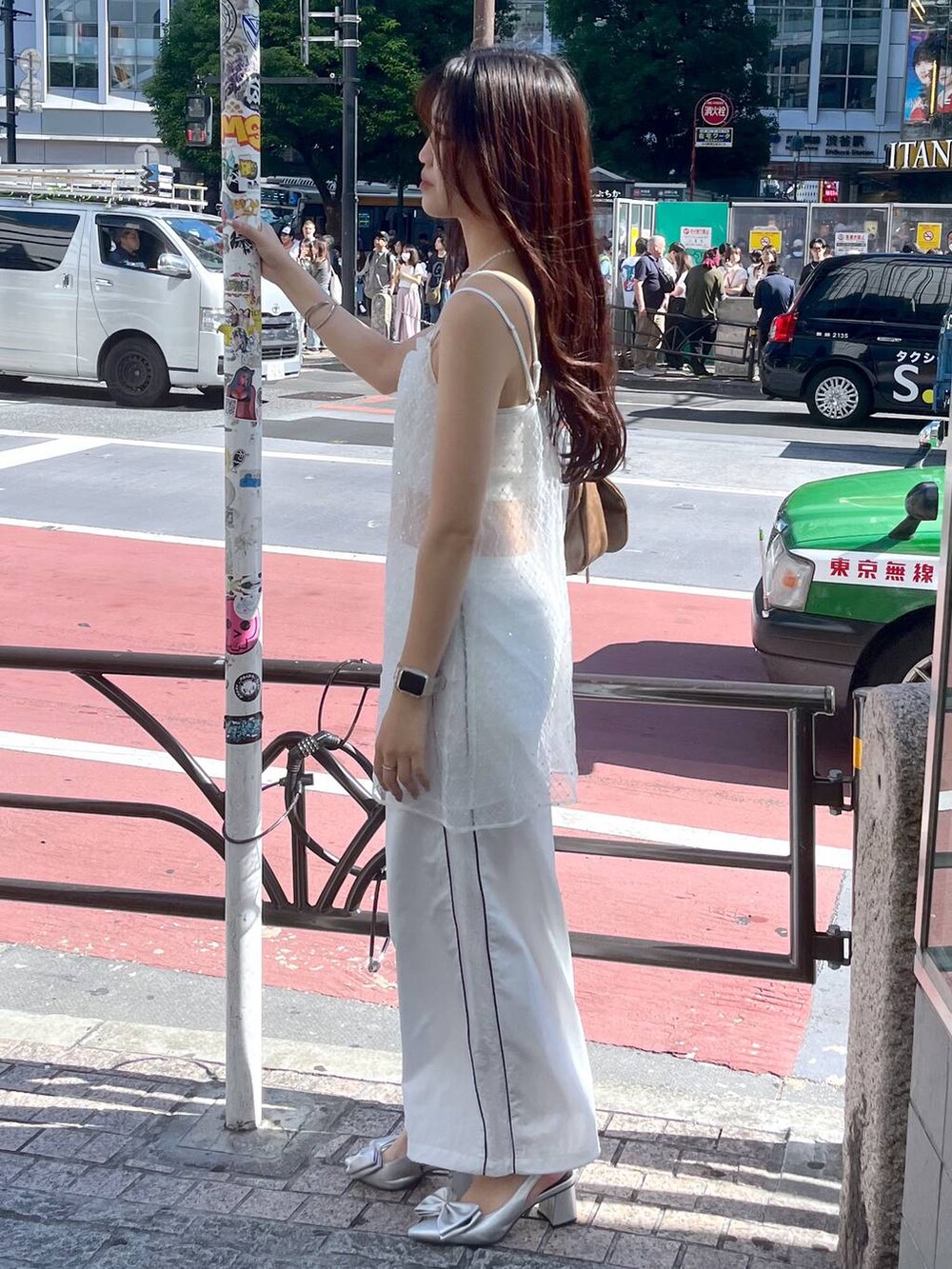 シルバー系のサンダル、ホワイト系のキャミソール、ホワイト系のワンピースを着用したレディースの夏コーディネートの2枚目の写真