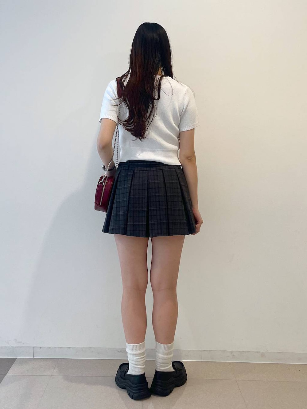 ホワイト系のキャミソール、ブラック系のローファー、グレー系のスカートを着用したレディースの夏コーディネートの4枚目の写真