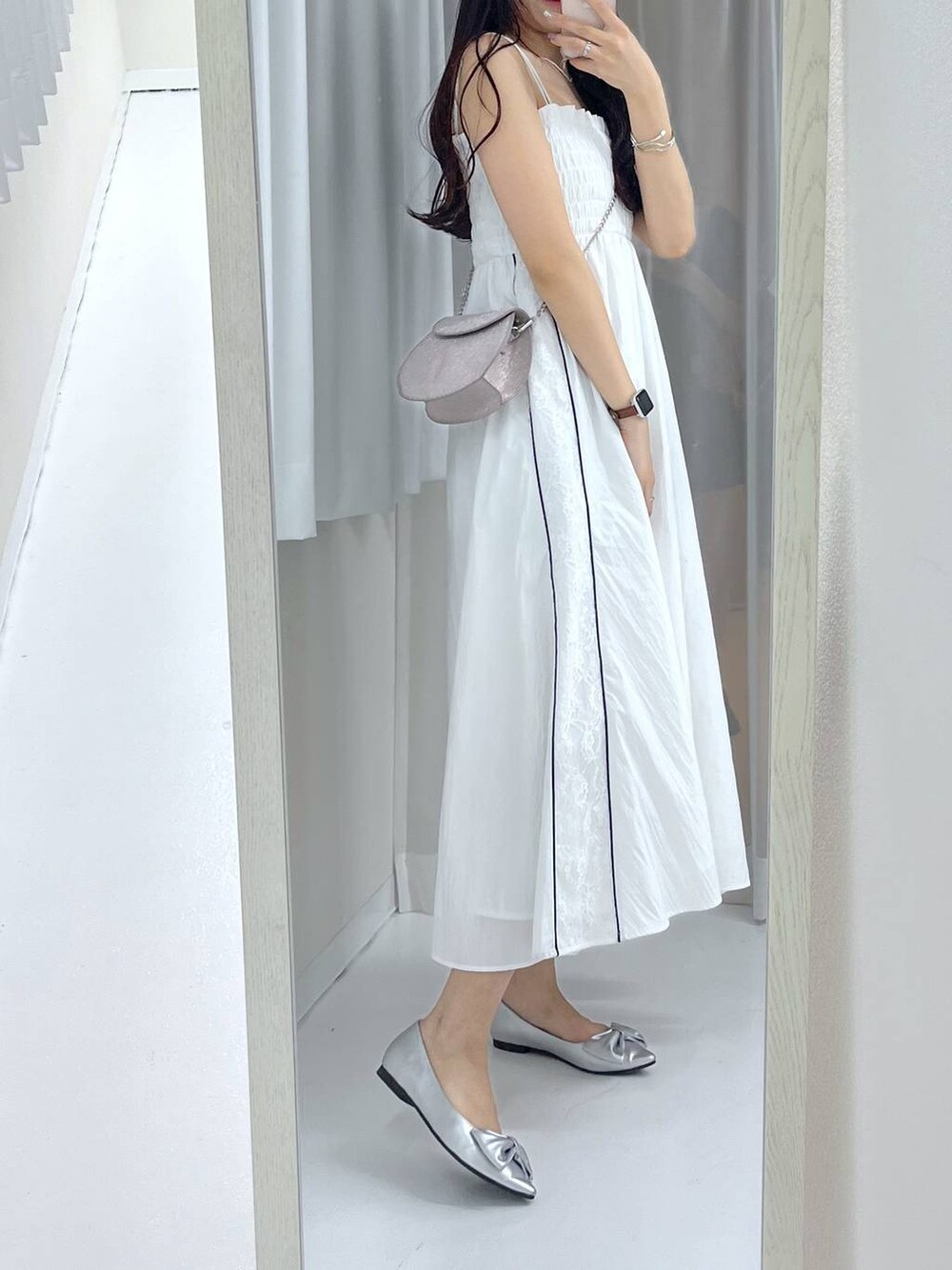 ブラック系のショルダーバッグ、シルバー系のパンプス、ピンク系のショルダーバッグを着用したレディースの春コーディネートの5枚目の写真