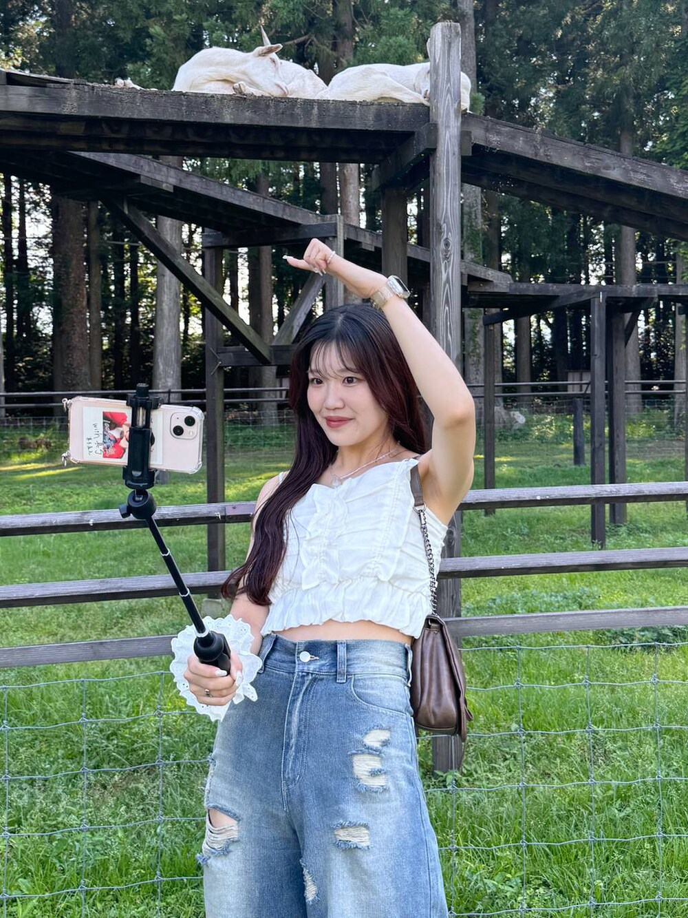 シルバー系のサンダル、ホワイト系のキャミソール、ホワイト系のキャミソールを着用したレディースの夏コーディネートの2枚目の写真