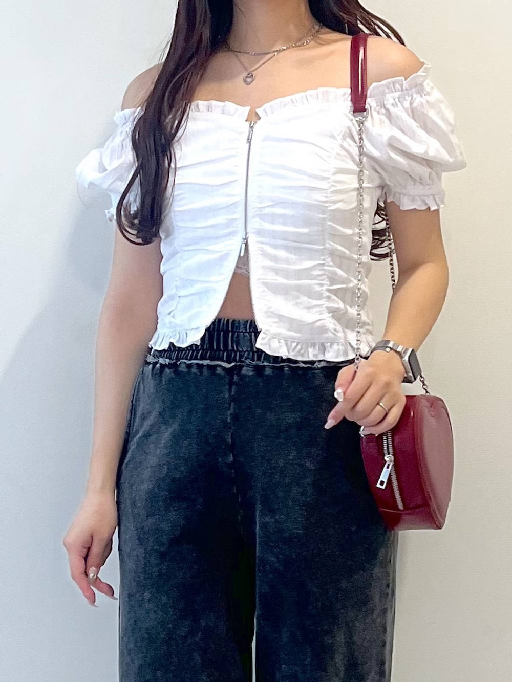 シルバー系のサンダル、レッド系のショルダーバッグ、ホワイト系のキャミソールを着用したレディースの夏コーディネートの5枚目の写真