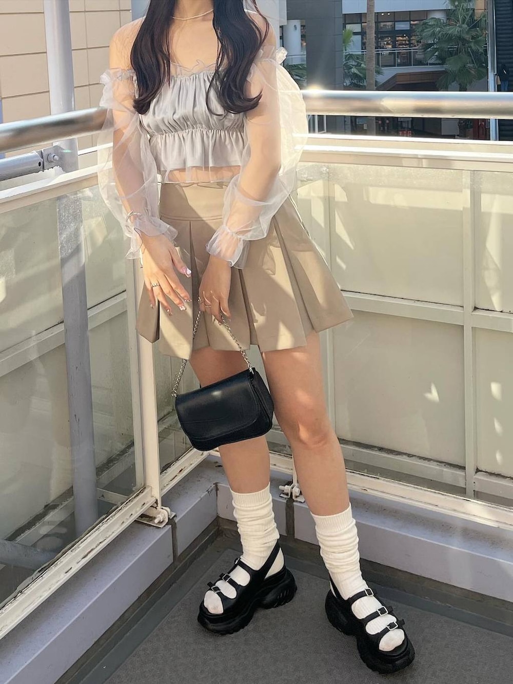 ブラック系のショルダーバッグ、グレー系のシャツ/ブラウス、ホワイト系のキャミソールを着用したレディースの春コーディネートの3枚目の写真