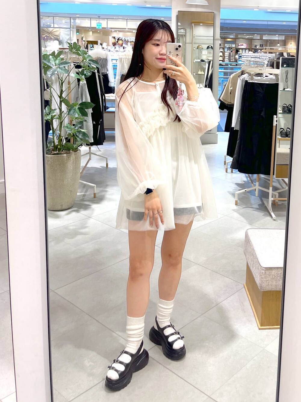 ホワイト系のシャツ/ブラウス、ブラック系のその他パンツ、ホワイト系のキャミソールを着用したレディースの春コーディネートの9枚目の写真