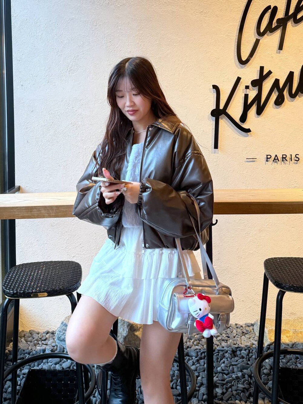 ホワイト系のTシャツ/カットソー、シルバー系のショルダーバッグ、ブルー系のニット/セーターを着用したレディースの冬コーディネートの10枚目の写真