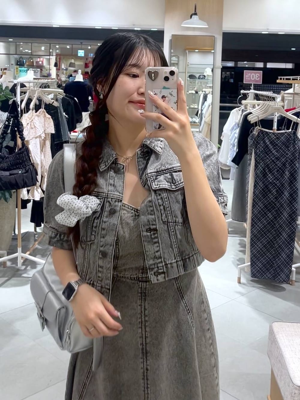 シルバー系のサンダル、シルバー系のショルダーバッグ、グレー系のワンピースを着用したレディースの春コーディネートの5枚目の写真