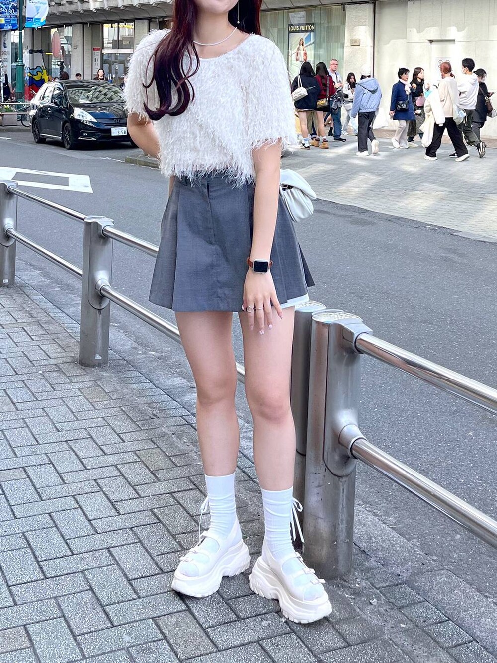 ホワイト系のショルダーバッグ、ホワイト系のキャミソール、ホワイト系のサンダルを着用したレディースの夏コーディネートの6枚目の写真