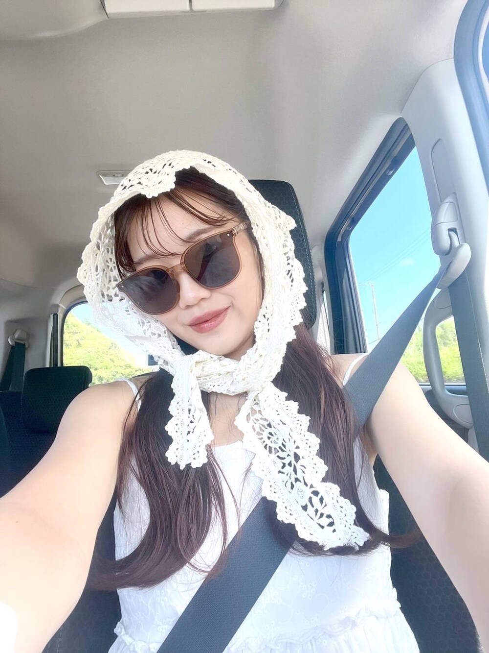 ホワイト系のワンピース、ベージュ系のストール/ショールを着用したレディースの夏コーディネートの3枚目の写真