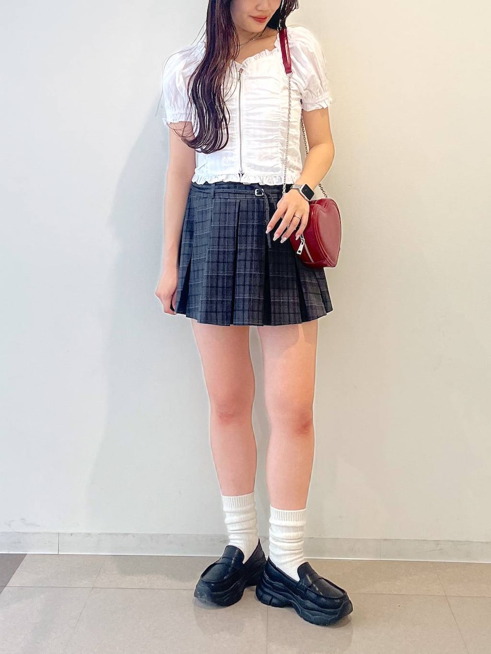 ホワイト系のキャミソール、ブラック系のローファー、グレー系のスカートを着用したレディースの春コーディネートの10枚目の写真