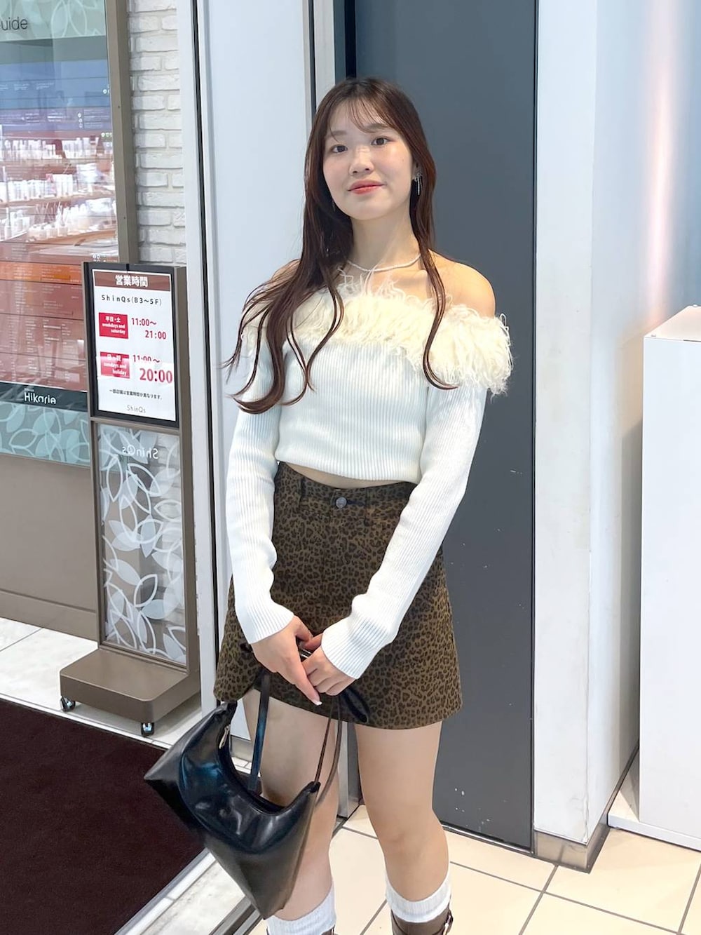 ブラウン系のブーツ、その他のスカート、ホワイト系のキャミソールを着用したレディースの秋コーディネートの8枚目の写真