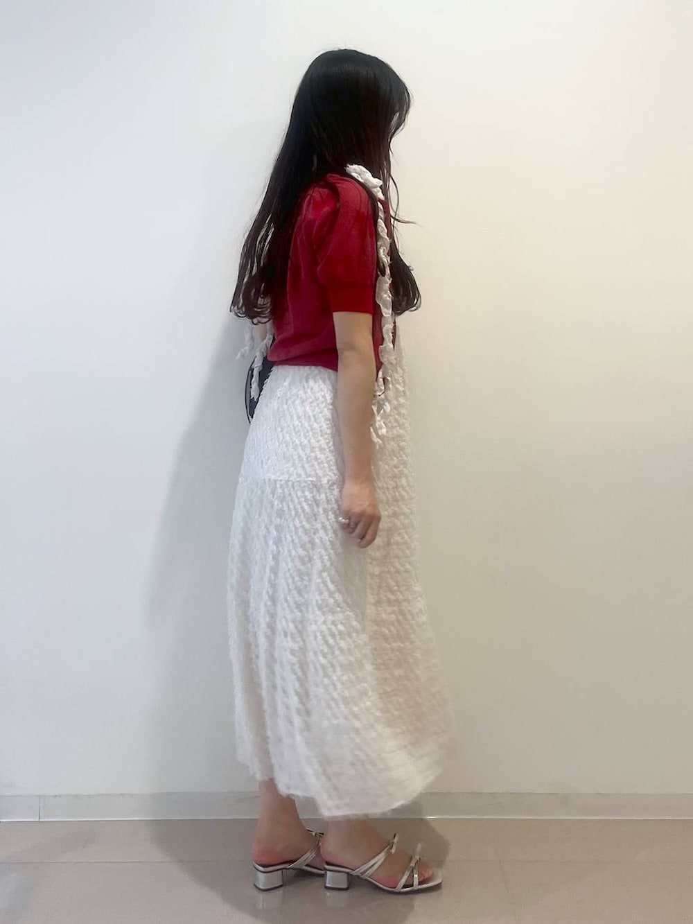 シルバー系のサンダル、ホワイト系のワンピース、レッド系のカーディガン/ボレロを着用したレディースの春コーディネートの5枚目の写真