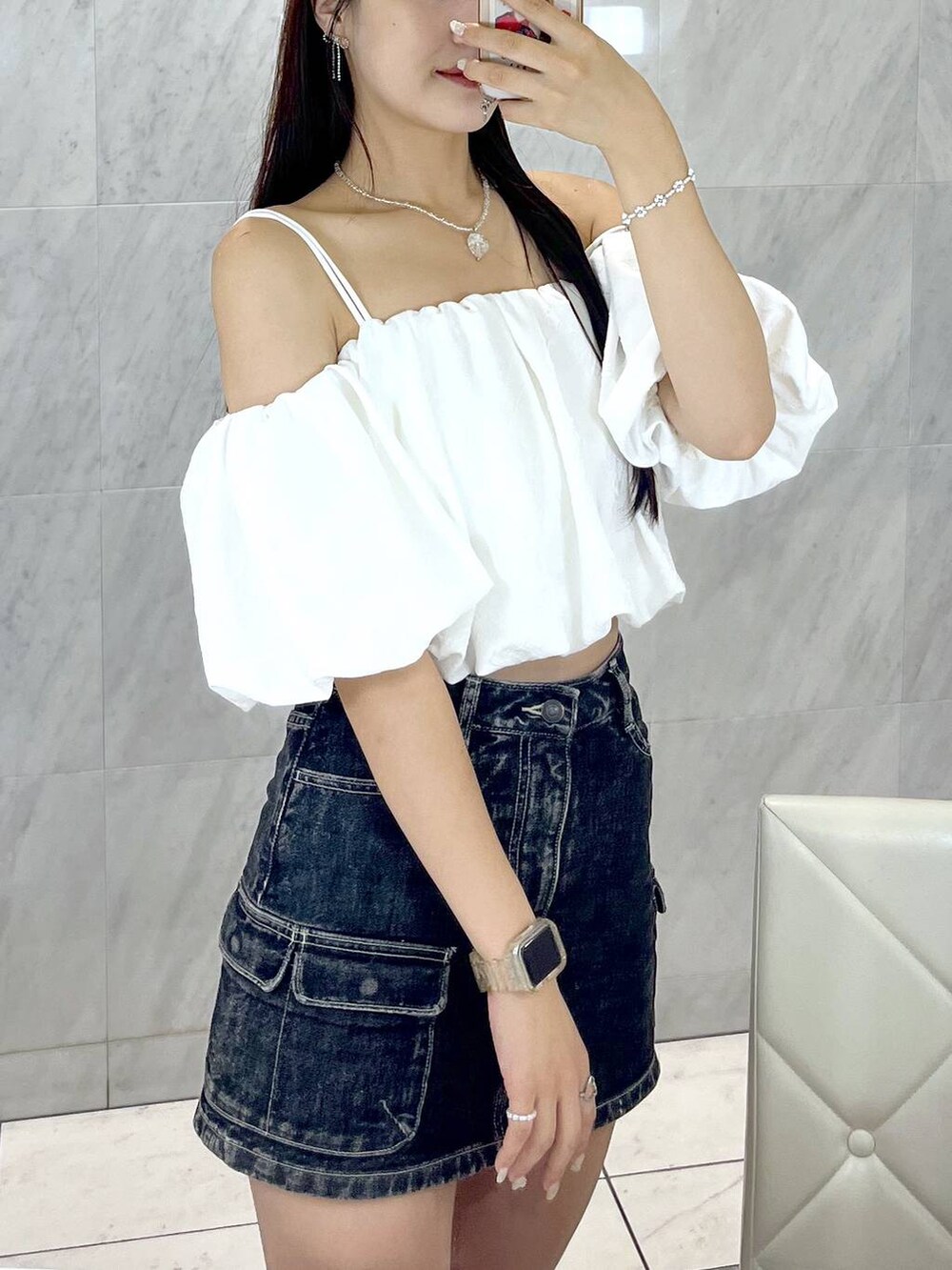 ホワイト系のシャツ/ブラウス、ホワイト系のキャミソール、ブラック系のデニムスカートを着用したレディースの夏コーディネートの7枚目の写真