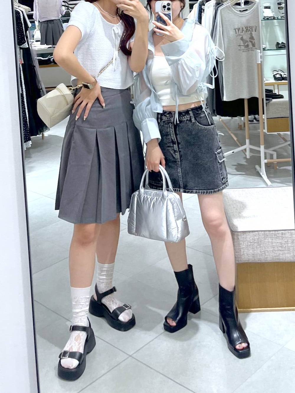 ブラック系のサンダル、グレー系のスカート、ブルー系のニット/セーターを着用したレディースの夏コーディネートの6枚目の写真