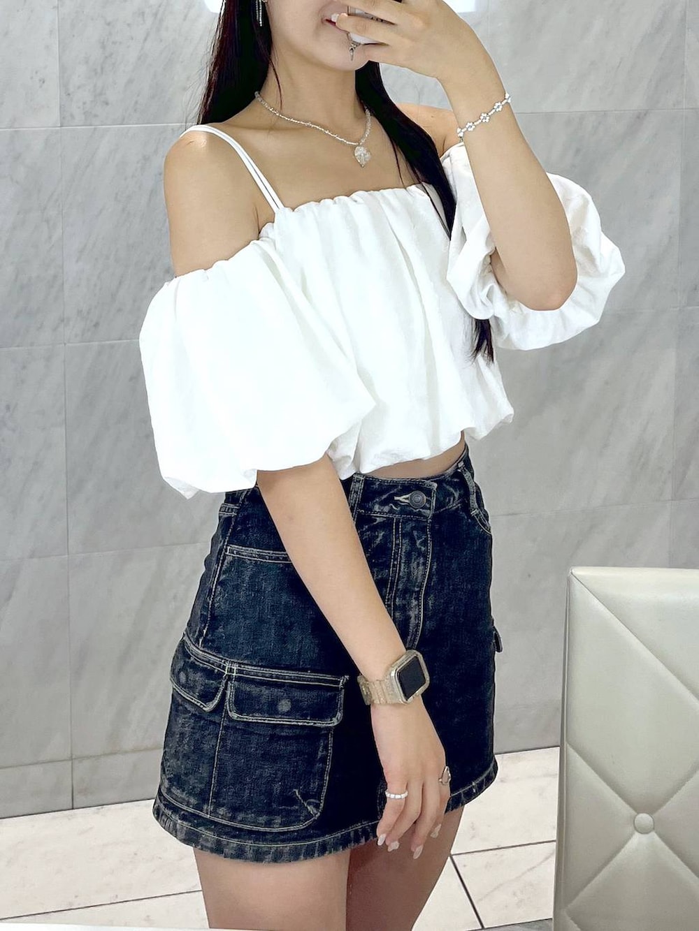 ホワイト系のシャツ/ブラウス、ホワイト系のキャミソール、ブラック系のデニムスカートを着用したレディースの夏コーディネートの3枚目の写真