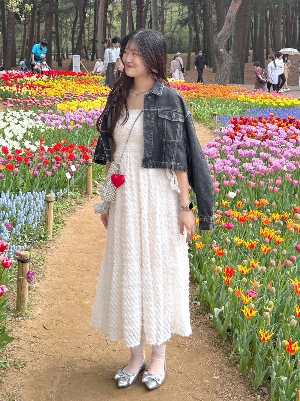 ホワイト系のワンピース、ホワイト系のキャミソール、シルバー系のパンプスを着用したレディースの春コーディネートの2枚目の写真