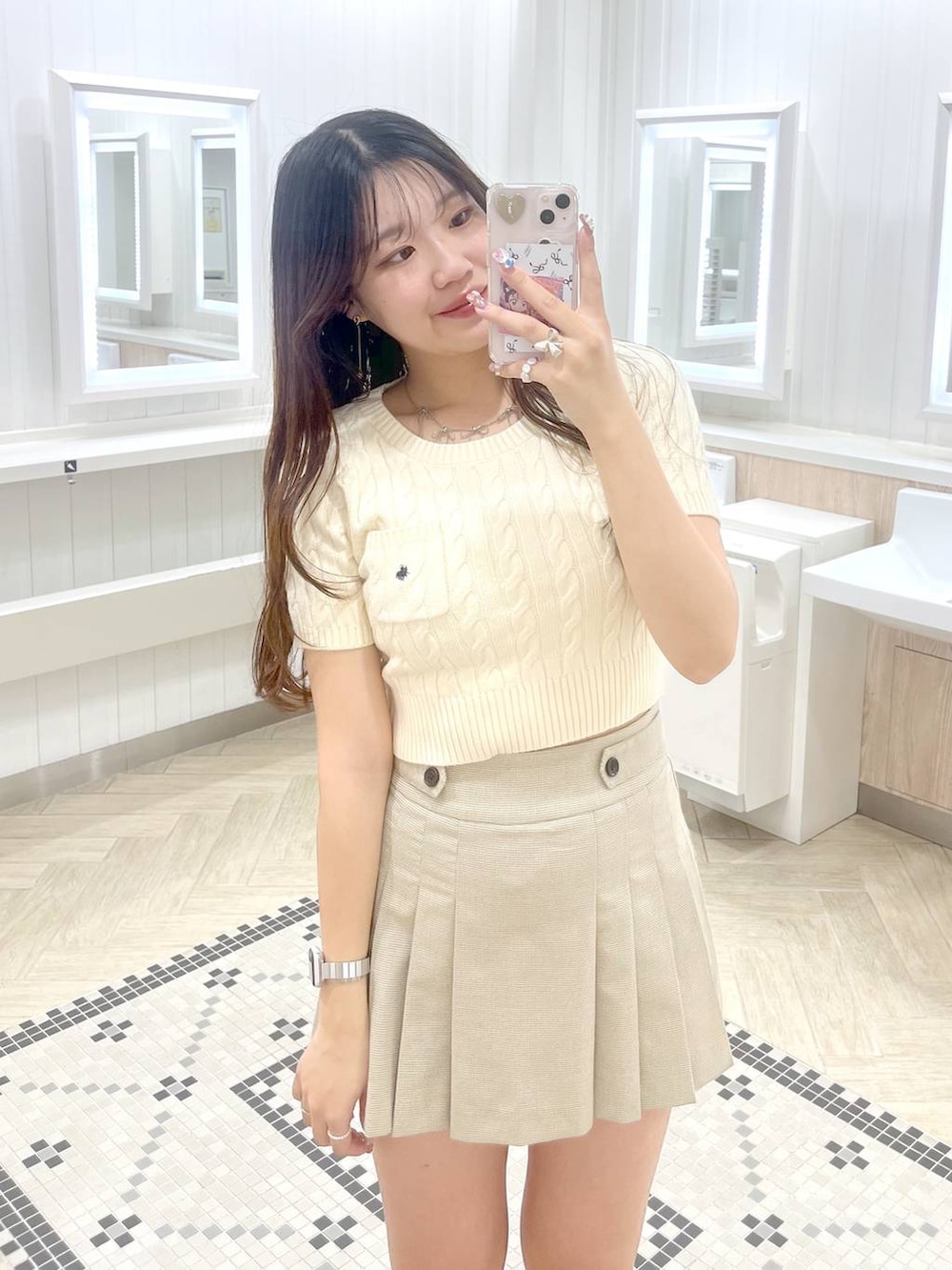 ホワイト系のキャミソール、ブラック系のローファー、ベージュ系のスカートを着用したレディースの春コーディネートの2枚目の写真