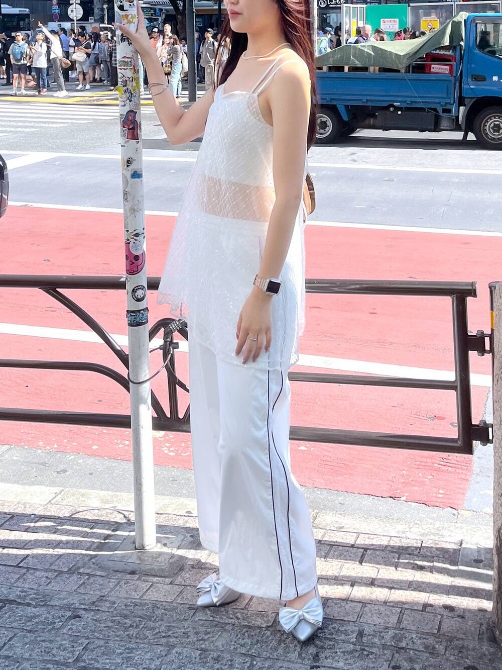 シルバー系のサンダル、ホワイト系のキャミソール、ホワイト系のワンピースを着用したレディースの夏コーディネートの7枚目の写真