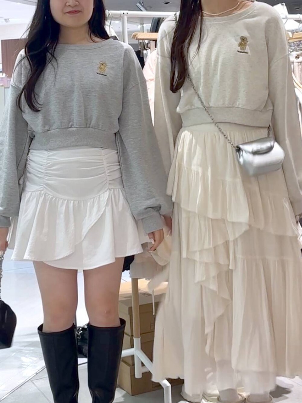 ホワイト系のスカート、ブラック系のブーツ、ホワイト系のブーツを着用したレディースの冬コーディネートの6枚目の写真