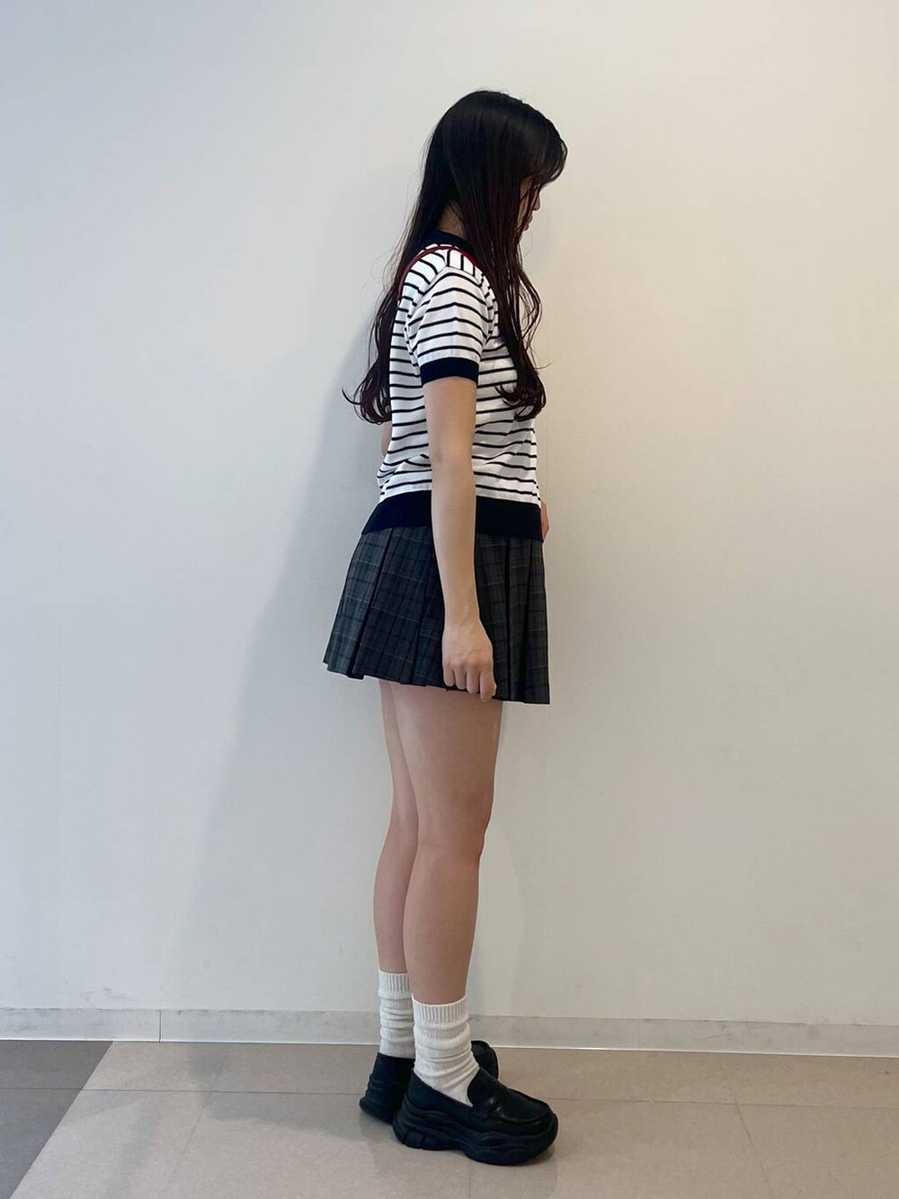 ホワイト系のキャミソール、ブラック系のローファー、グレー系のスカートを着用したレディースの春コーディネートの3枚目の写真