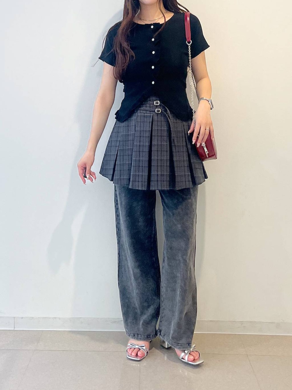 ホワイト系のキャミソール、シルバー系のサンダル、グレー系のスカートを着用したレディースの春コーディネートの7枚目の写真