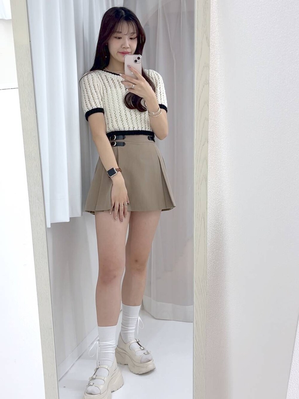 ホワイト系のニット/セーター、ホワイト系のキャミソール、ホワイト系のサンダルを着用したレディースの夏コーディネートの2枚目の写真