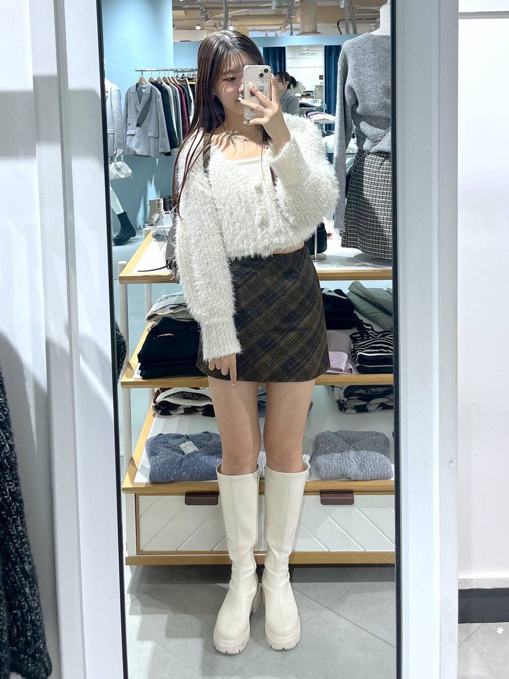 ブラウン系のショルダーバッグ、ホワイト系のブーツ、ホワイト系のキャミソールを着用したレディースの秋コーディネートの5枚目の写真