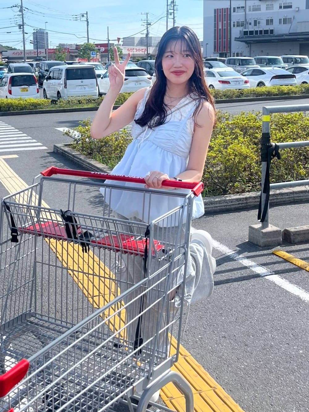 グレー系のスウェットパンツ、ブルー系のシャツ/ブラウス、ホワイト系のタンクトップを着用したレディースの夏コーディネートの4枚目の写真