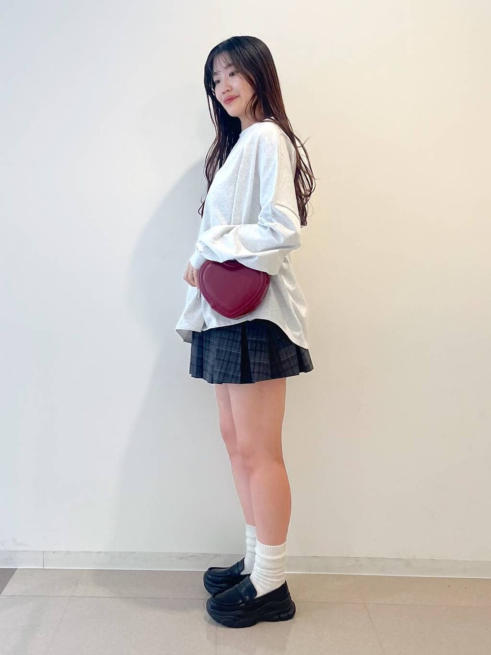 ベージュ系のTシャツ/カットソー、ホワイト系のキャミソール、ブラック系のローファーを着用したレディースの春コーディネートの3枚目の写真