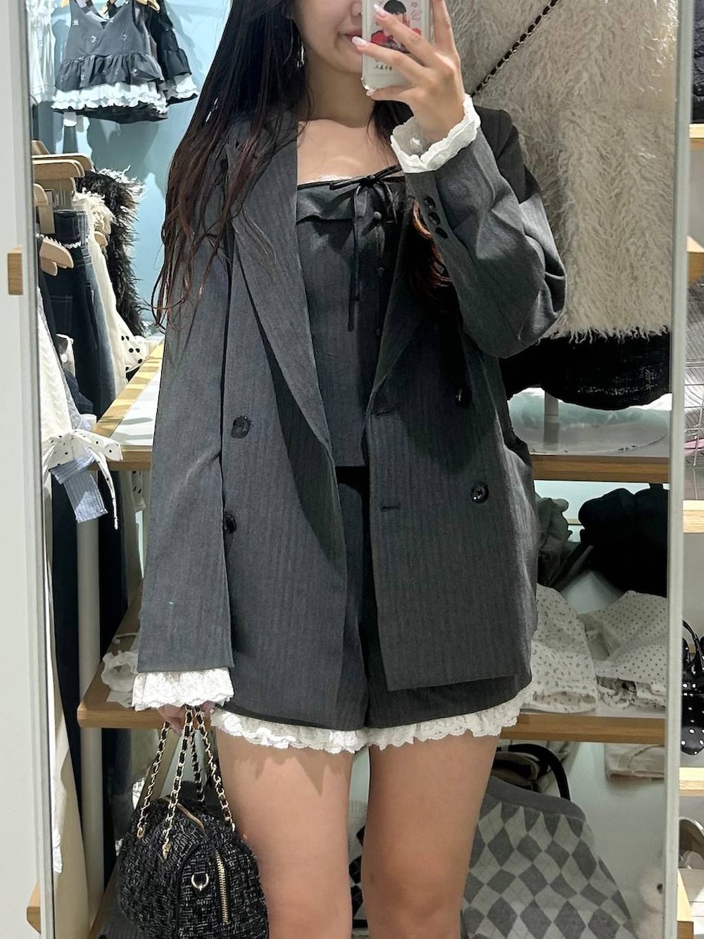 グレー系のその他パンツ、グレー系のその他トップス、ブラック系のボストンバッグを着用したレディースの夏コーディネートの4枚目の写真