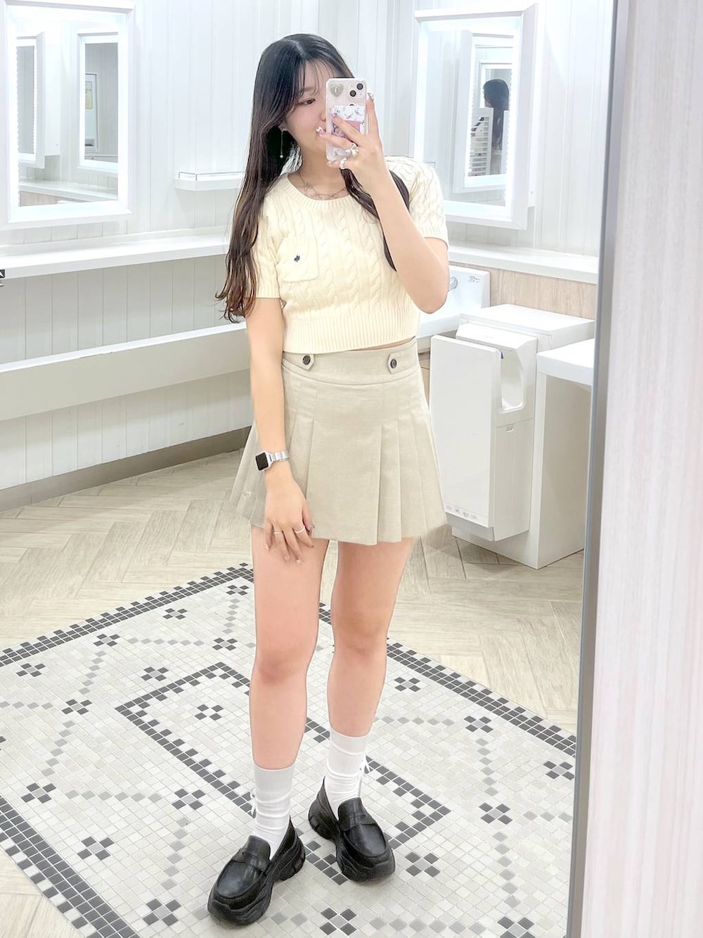 ホワイト系のキャミソール、ブラック系のローファー、ベージュ系のスカートを着用したレディースの春コーディネートの3枚目の写真