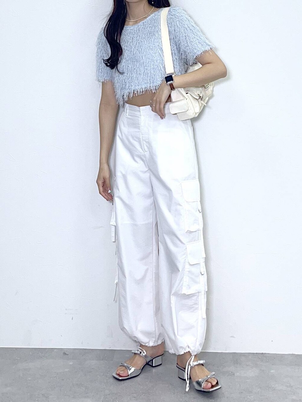 ホワイト系のショルダーバッグ、ホワイト系のキャミソール、ブルー系のTシャツ/カットソーを着用したレディースの春コーディネートの6枚目の写真