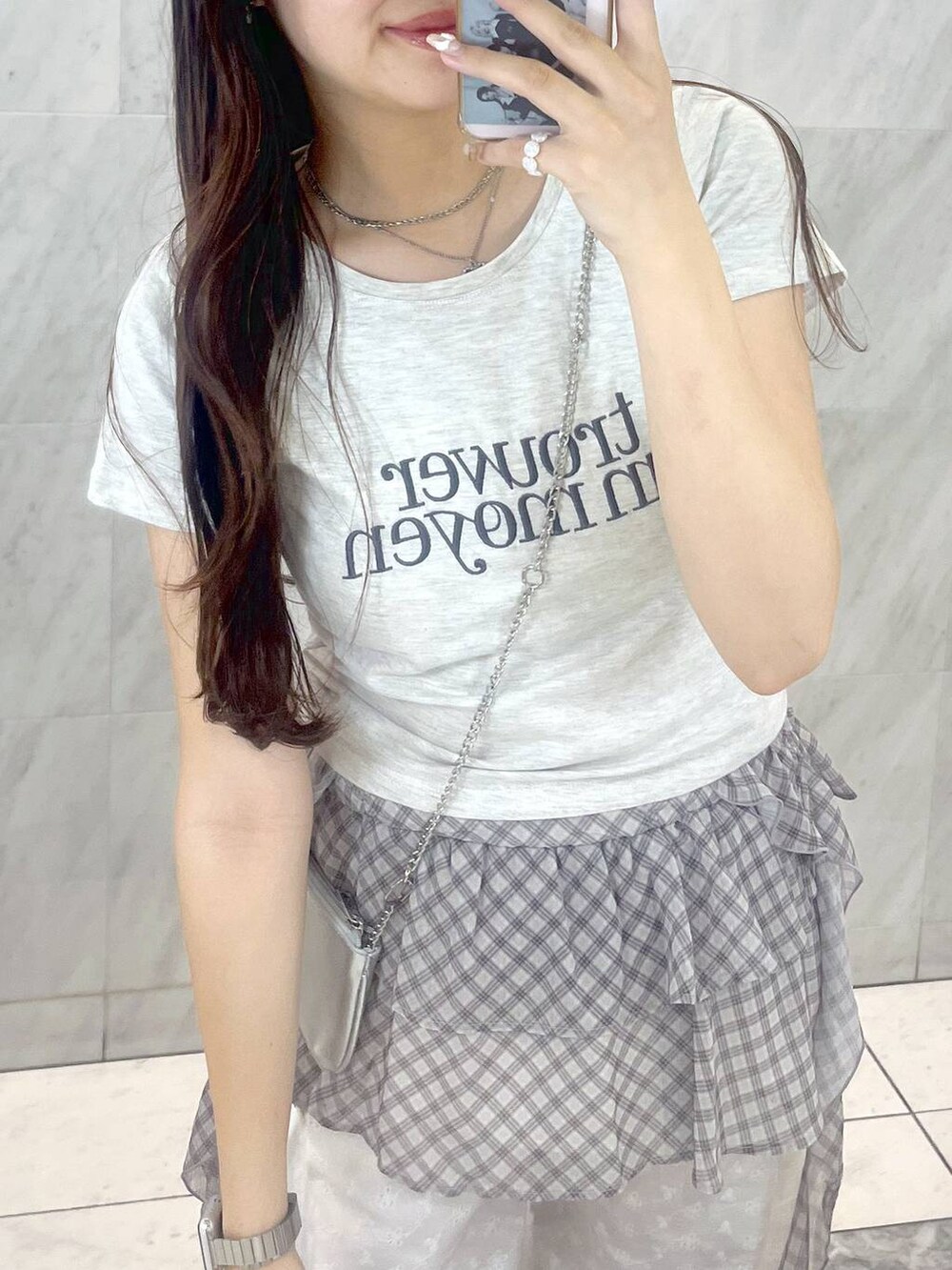 ホワイト系のキャミソール、シルバー系のサンダル、ホワイト系のその他パンツを着用したレディースの夏コーディネートの4枚目の写真