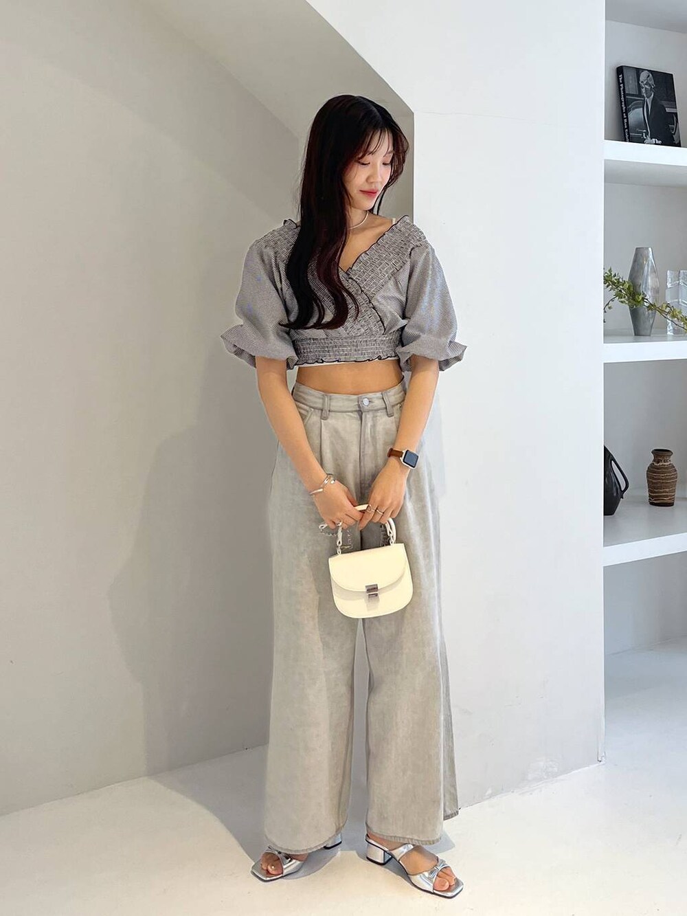 シルバー系のサンダル、ホワイト系のキャミソール、グレー系のデニムパンツを着用したレディースの春コーディネートの7枚目の写真