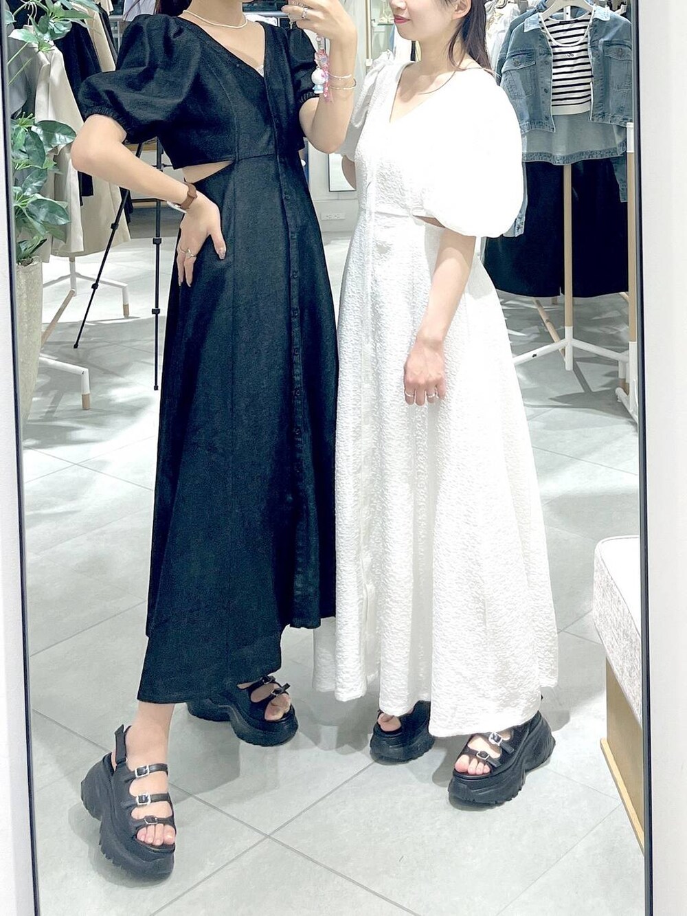 ブラック系のワンピース、ホワイト系のワンピース、ホワイト系のキャミソールを着用したレディースの夏コーディネートの4枚目の写真