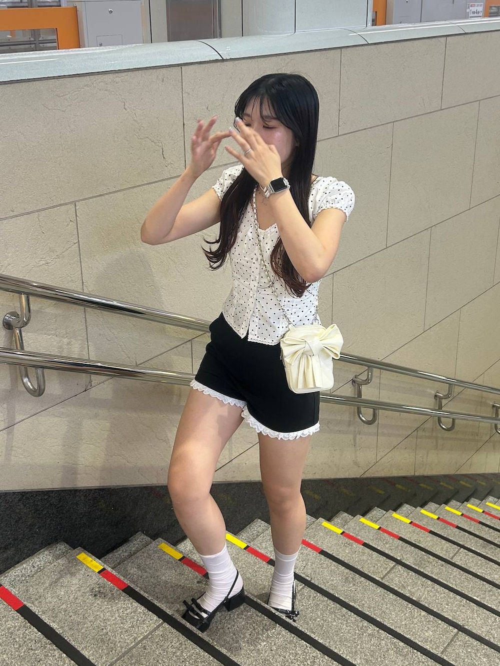 ブラック系のその他パンツ、ブラック系のパンプス、ホワイト系のチューブトップを着用したレディースの夏コーディネートの4枚目の写真