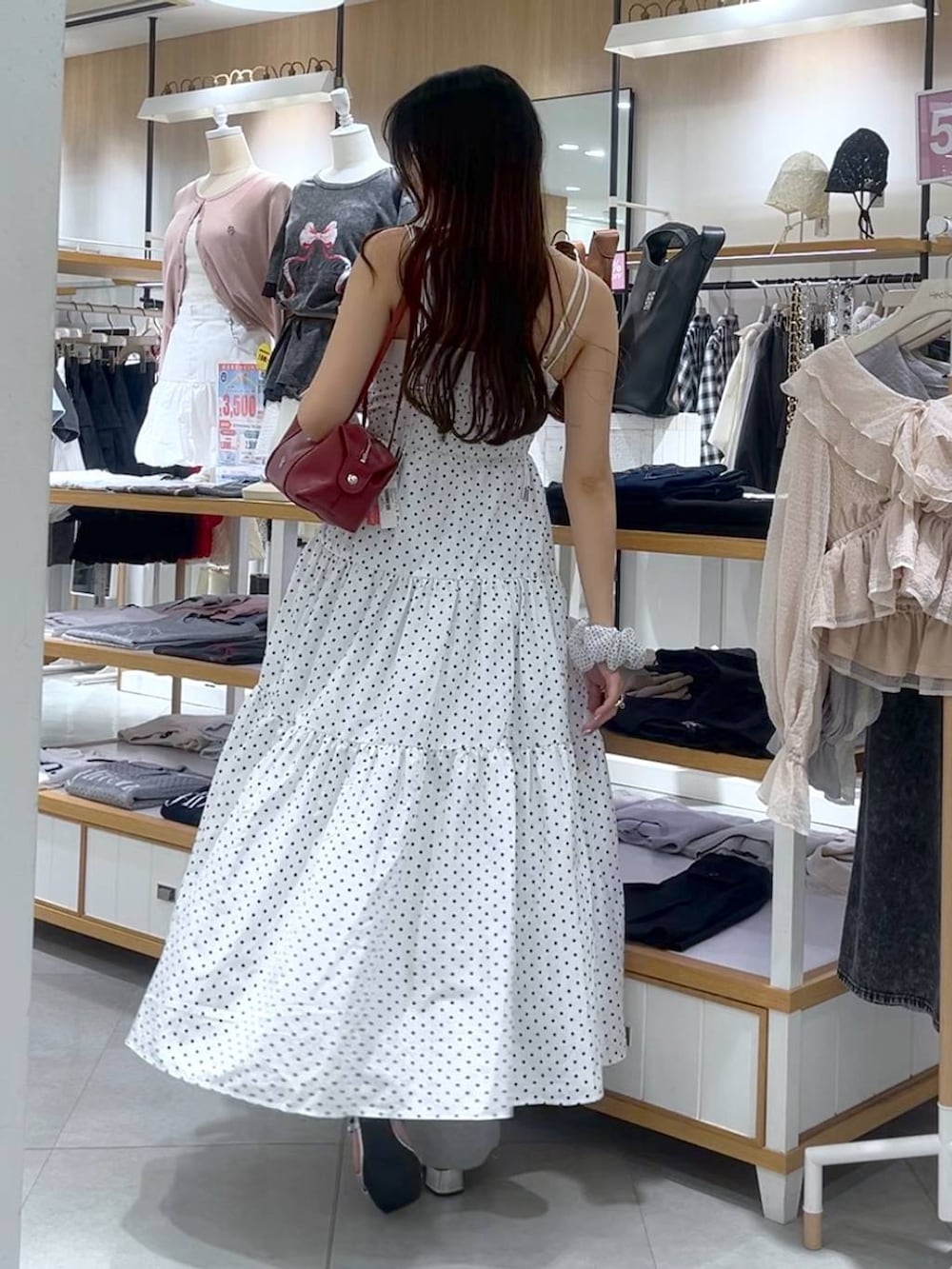 ホワイト系のキャミソール、シルバー系のサンダル、レッド系のボストンバッグを着用したレディースの春コーディネートの7枚目の写真