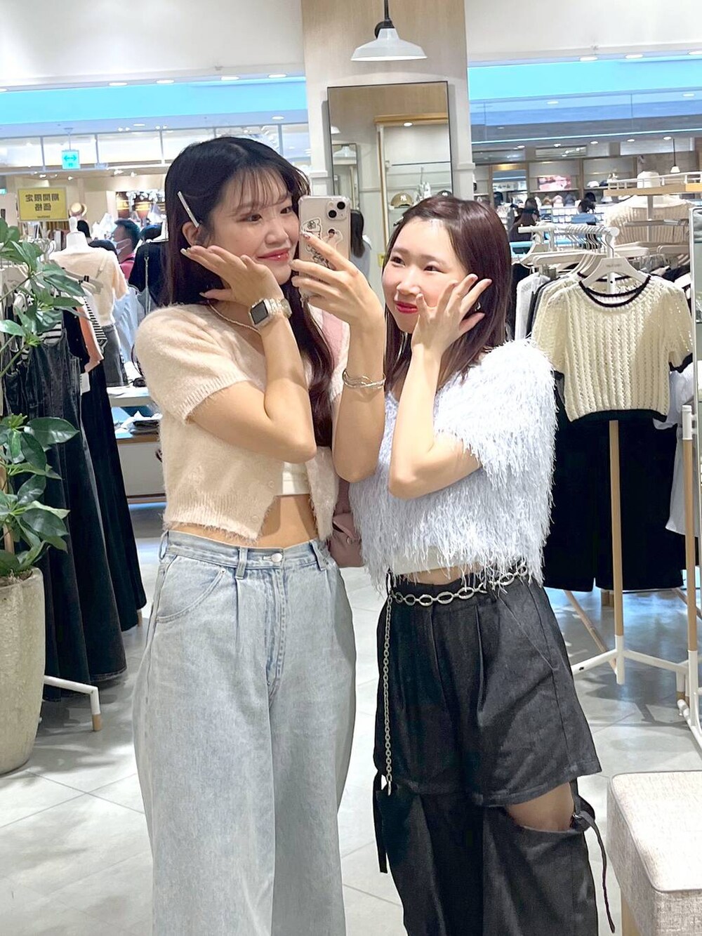 ブラック系のスラックス、ブルー系のTシャツ/カットソー、ホワイト系のキャミソールを着用したレディースの春コーディネートの2枚目の写真