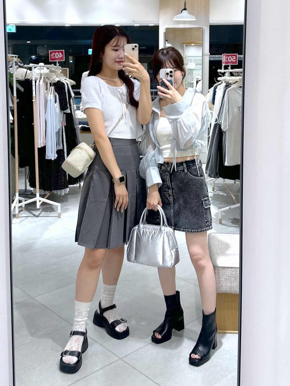 ブラック系のサンダル、グレー系のスカート、ブルー系のニット/セーターを着用したレディースの夏コーディネートの5枚目の写真