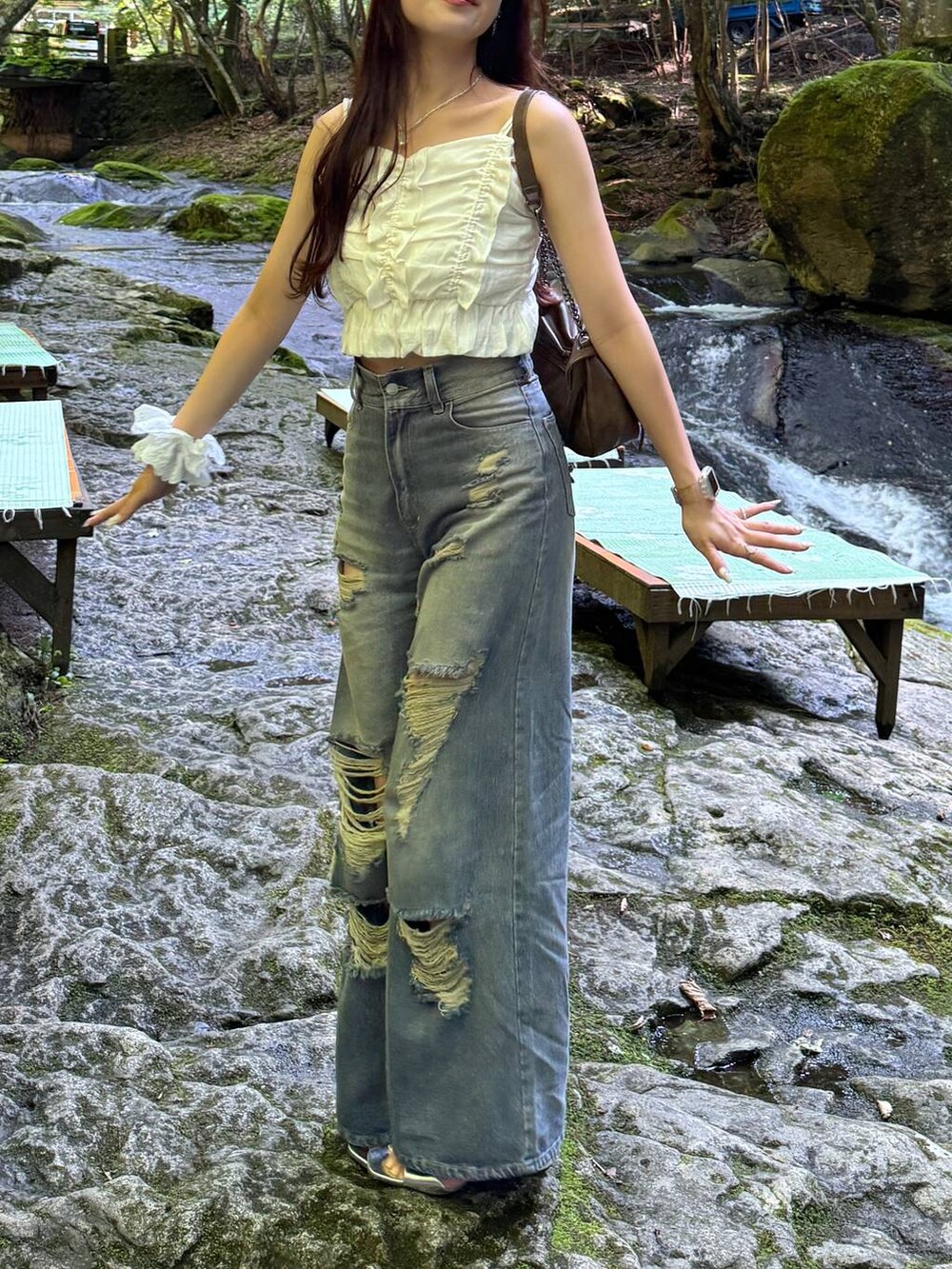 シルバー系のサンダル、ホワイト系のキャミソール、ホワイト系のキャミソールを着用したレディースの夏コーディネートの3枚目の写真